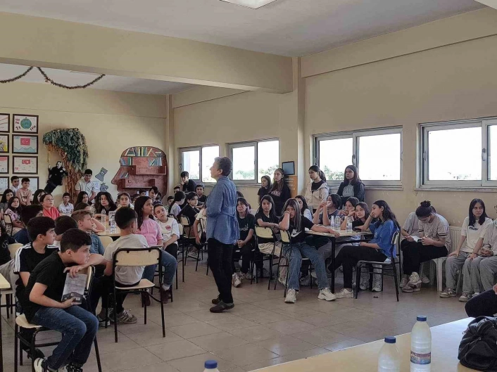 Okudukları kitabın yazarıyla buluştular
