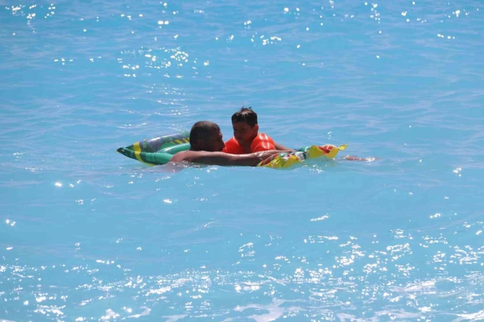 Ölüdenizde plajlarda sezon hareketliliği başladı
