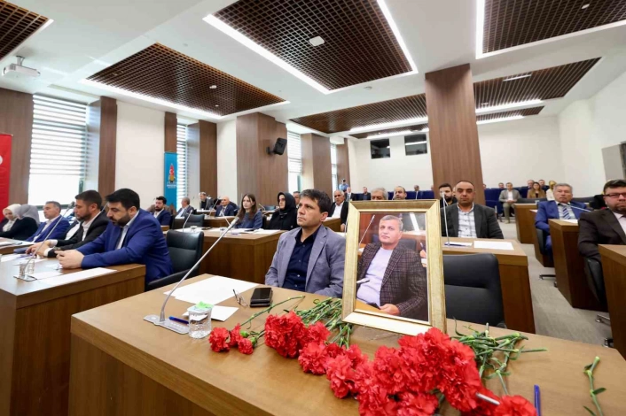 Onikişubat Belediye Meclisi, vefat eden Menderes Akıllıyı unutmadı
