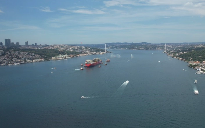 Osman Gazi boğazdan Karadenize su fıskiyeleriyle uğurlandı
