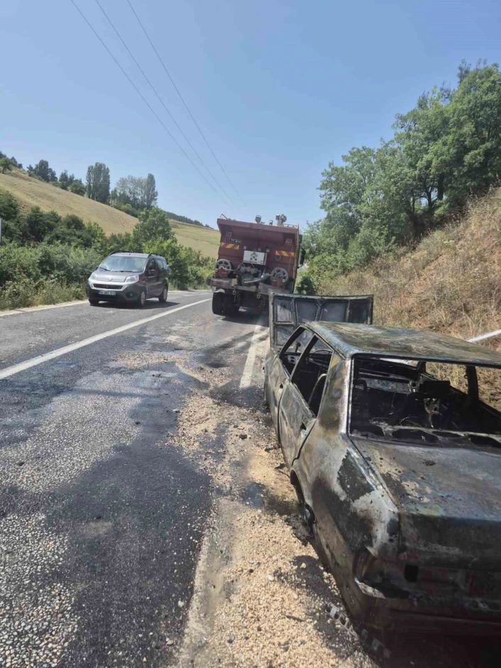 Osmanelide seyir halindeki otomobil yandı
