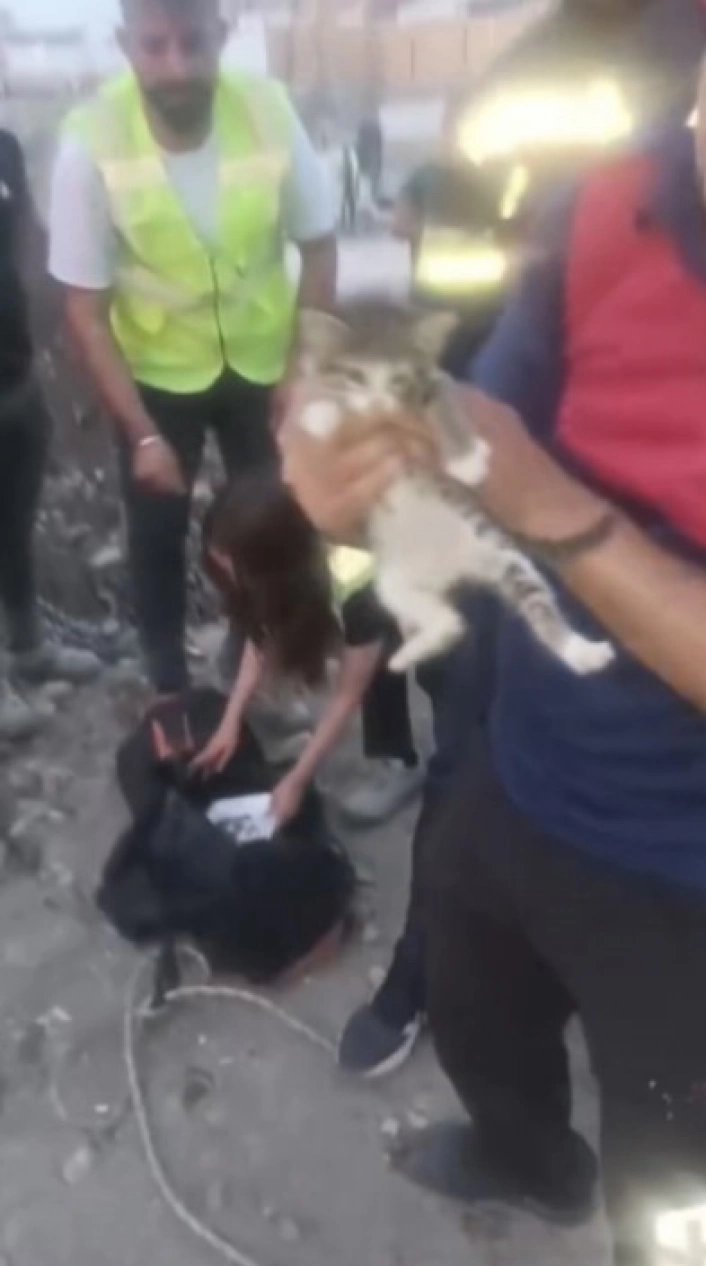 Osmaniyede inşaat alanında bulunan kuyuya düşen yavru kedi kurtarıldı
