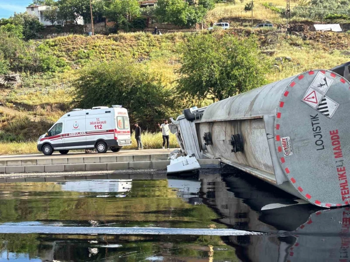 Osmaniyede petrol yüklü tanker devrildi
