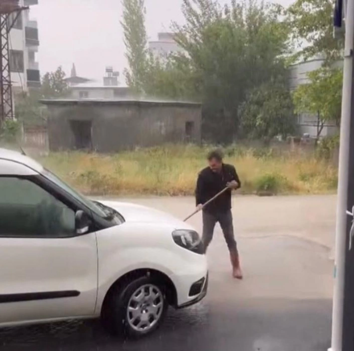 Osmaniyede şiddetli yağmur hayatı felç etti
