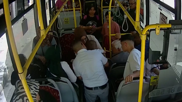 Otobüs şoförünün Heimlich manevrası bebeği hayatını kurtardı
