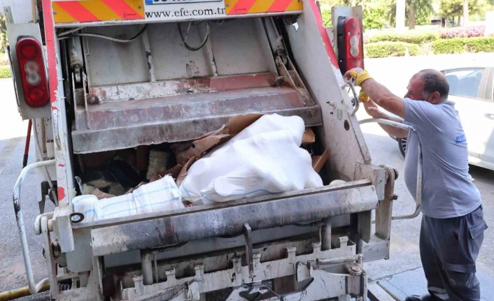 Otobüs Terminalinde usulsüz taşınan 700 kilogram peynir çöp kamyonu çağrılarak imha edildi
