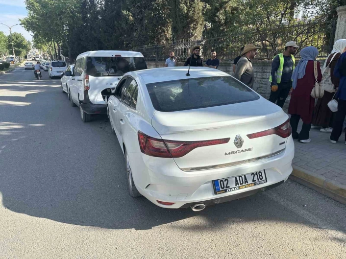 Otomobil park halindeki araçlara çarptı
