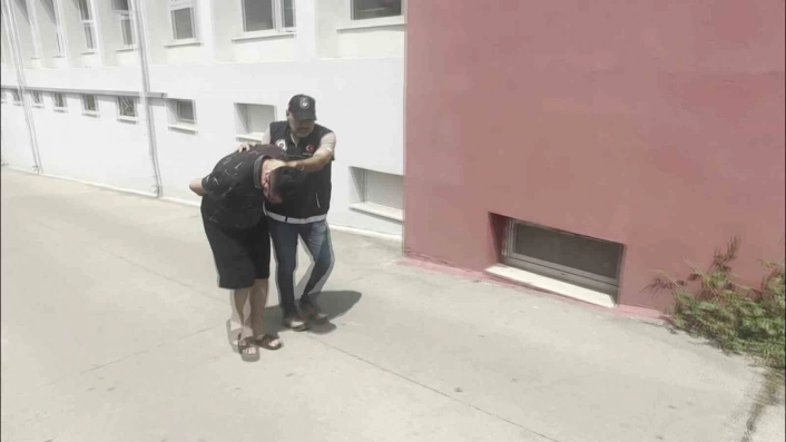 Otomobilinde uyuşturucu satan şüpheli tutuklandı
