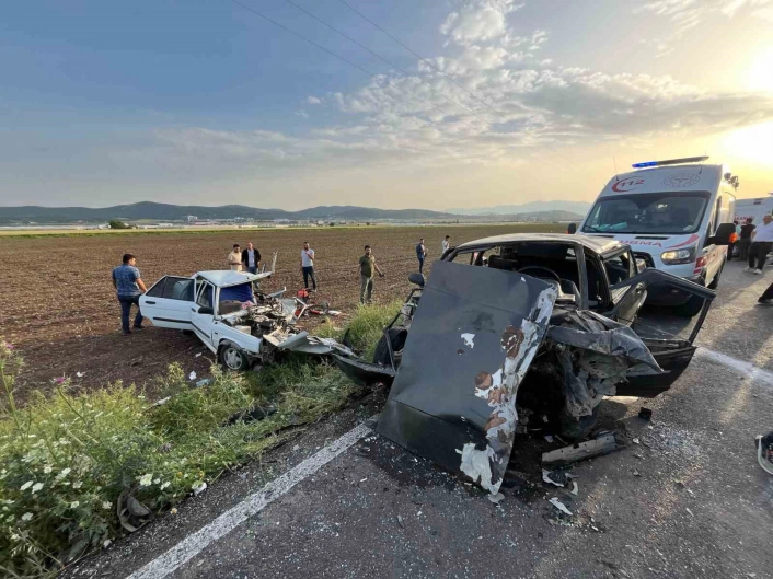 Otomobillerin hurdaya döndüğü kazada yaralılardan 2si hayatını kaybetti
