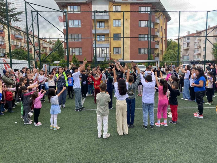 (ÖZEL) Gönüllüler el ele, çocukların bayramı şenleniyor

