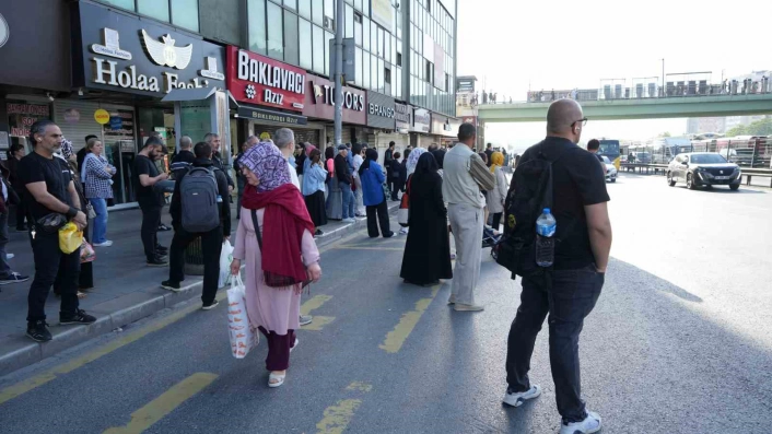 Özel halk otobüsleri kontak kapattı, vatandaşlar yolda kaldı
