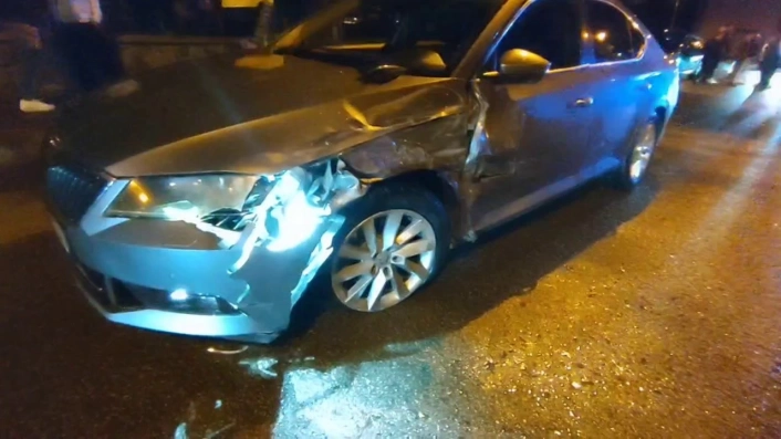 Palandökende iki otomobil kafa kafaya çarpıştı
