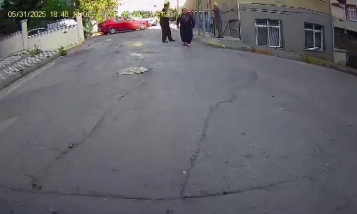 Pendikte trafikte dehşet: Tartıştığı sürücüyü bıçakla tehdit etti
