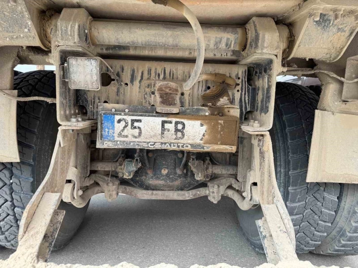 Plakasını kaskla, kilitle ve çamurla kapatan sürücülerin sözleri şaşırttı
