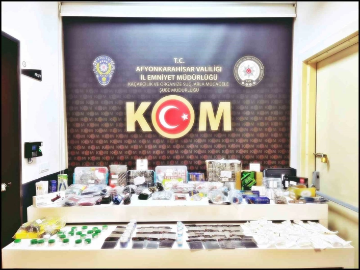 Polis binlerce kaçak cep telefonu aksesuarı ele geçirdi
