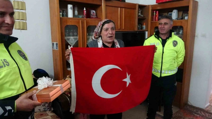 Polis helikopterine bayrak sallayan Ayşe teyze: 