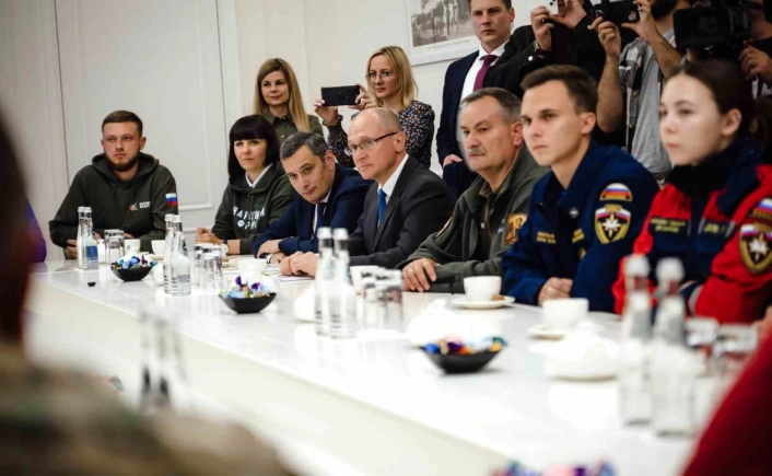Putin, Ukrayna askerleri bölgeden çıkarıldıktan sonra ilk kez Kursku ziyaret etti
