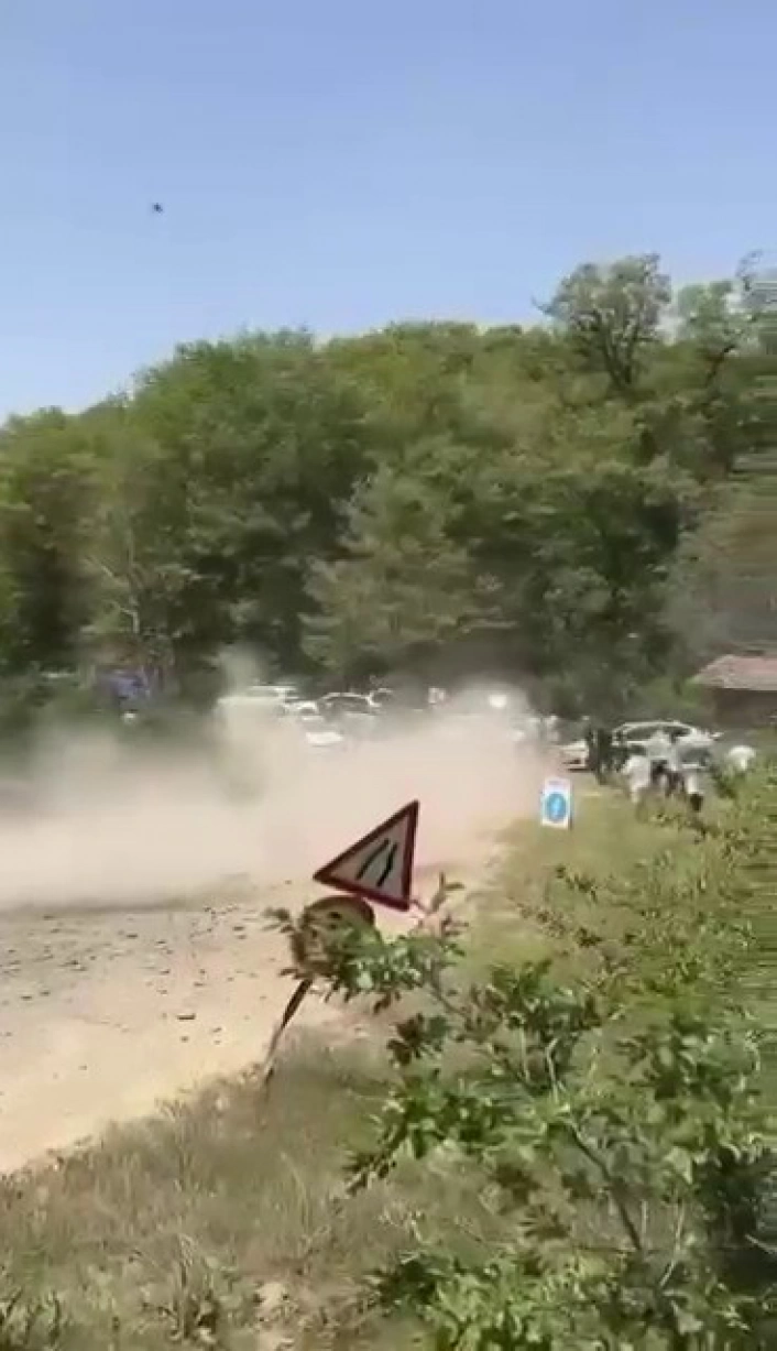 Ralli yarışında korku dolu anlar: Yarış aracı seyircilerin bulunduğıu bölgeye savruldu
