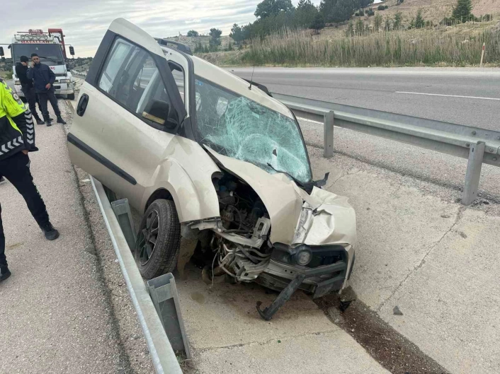 Refüje giren hafif ticari araçta 3 kişi yaralandı

