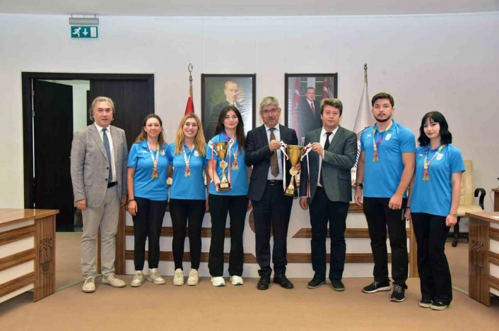 Rektör Kaçar, şampiyon sporcuları ağırladı
