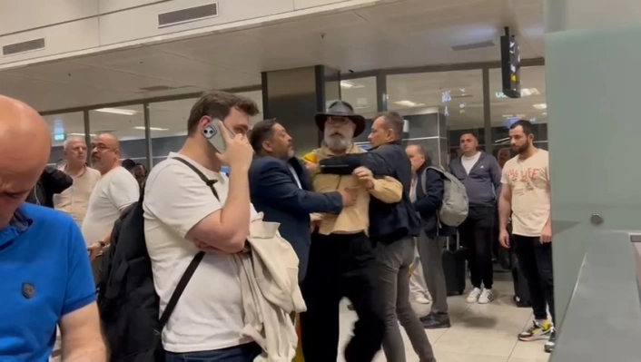 Restoran işletmecisi Cüneyt Asanın havalimanında yolcuyla tartıştığı anlar kamerada
