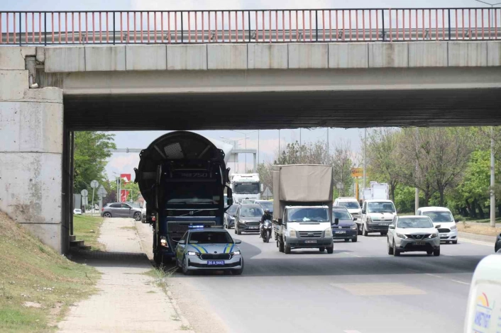 Rüzgar türbini köprüye takıldı
