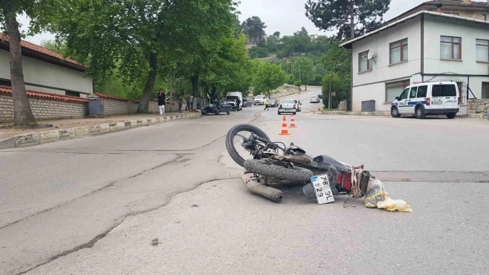Safranboluda otomobille motosiklet çarpıştı: 3 yaralı
