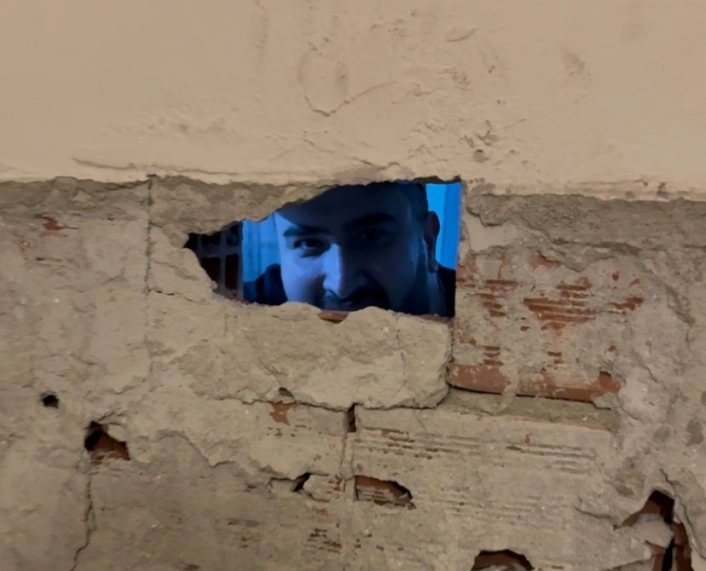 Şaka gibi olay komedyenin başına geldi: Duvarı kırıldı tamirci göründü
