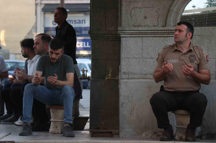 Sakarya ve Kocaelide vatandaşlar bayram namazı için camileri doldurdu
