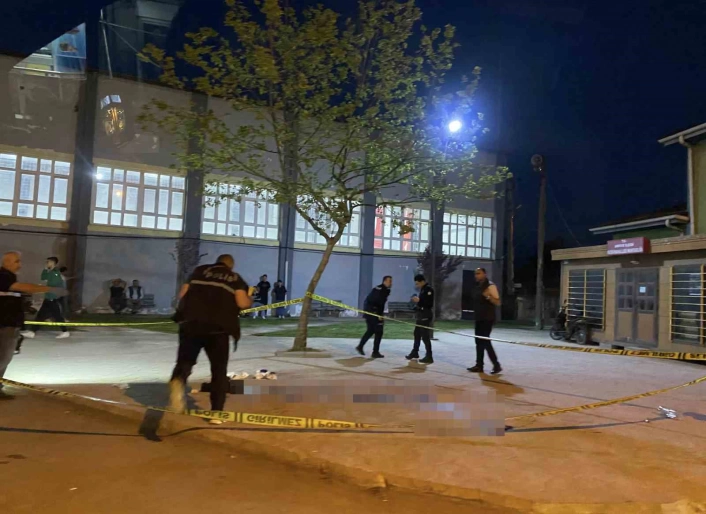 Sakaryada küfürleşme kavgasında kan aktı: 15 yaşındaki çocuk, 17 yaşındaki çocuğu bıçakladı
