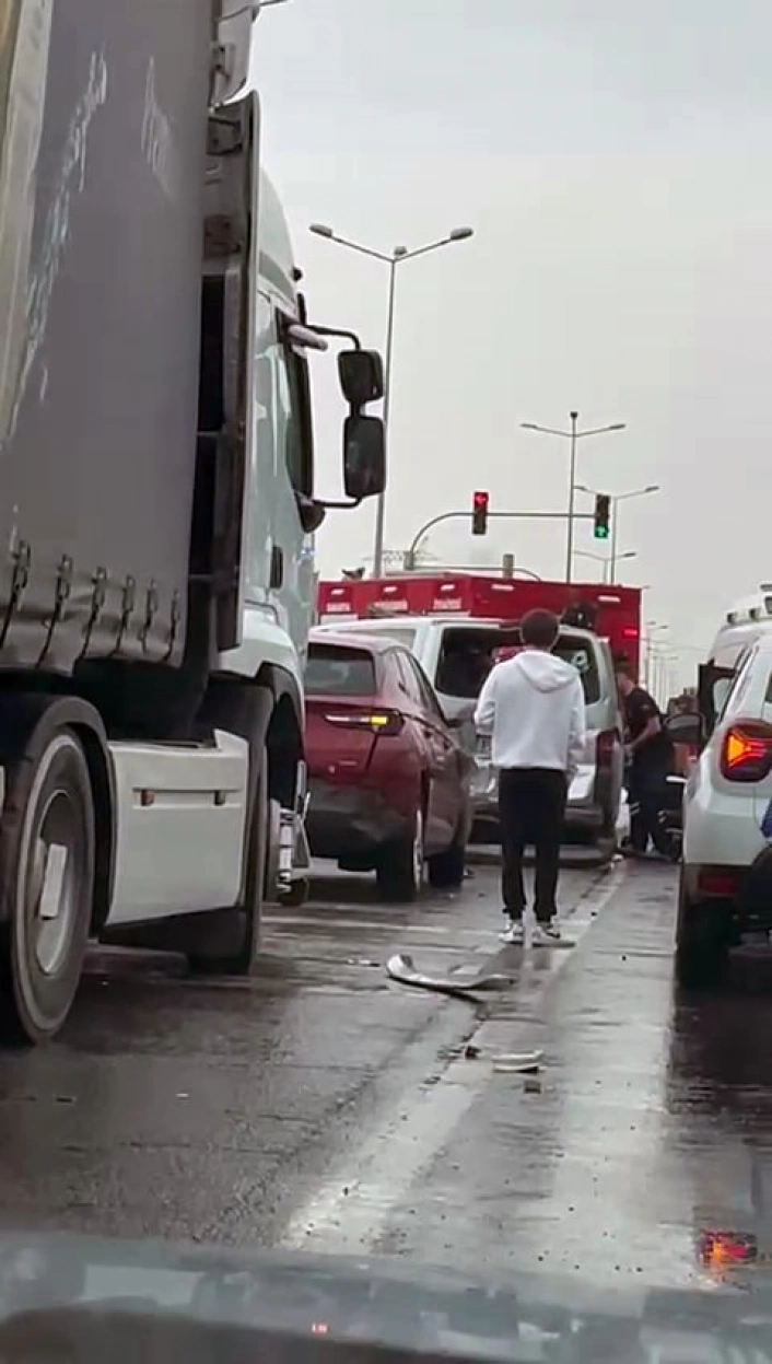 Sakaryada SUV tarzı araç ile minibüs çarpıştı: 1 yaralı
