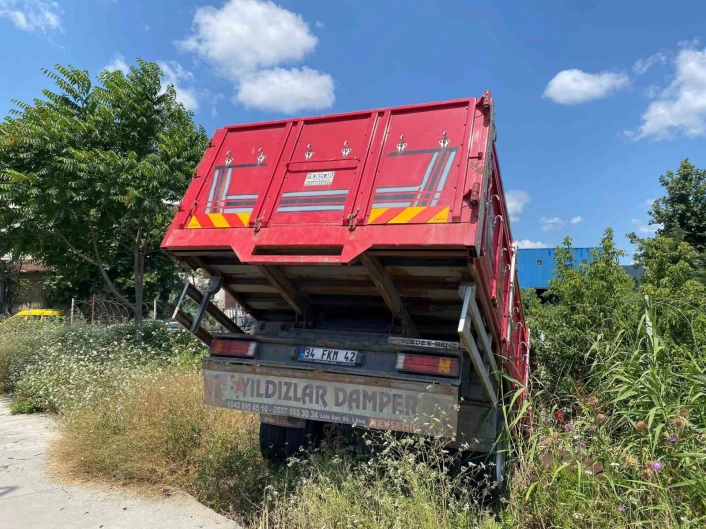 Sancaktepede kamyon ve çekici yol kenarına uçtu: 3 yaralı
