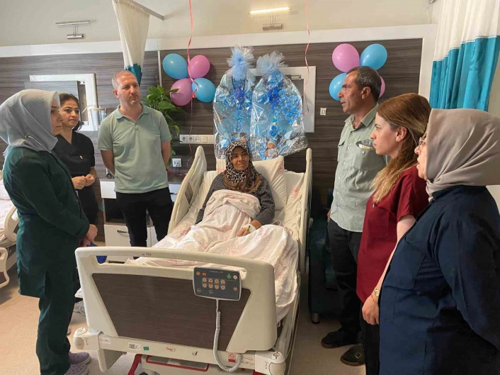 Şanlıurfada 53 yaşındaki kadın ikiz bebek dünyaya getirdi
