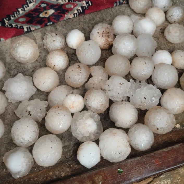 Şanlıurfada kar topu büyüklüğünde dolu yağdı: Ekili araziler ve araçlar zarar gördü
