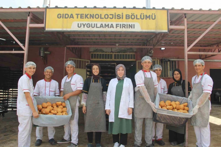Şanlıurfada meslek lisesi öğrencileri günlük 16 bin ekmek üretiyor
