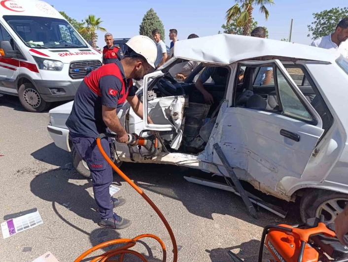 Şanlıurfadaki zincirleme kazada araçta sıkışan 2 kişi yaralandı
