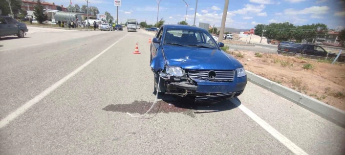 Şarkikaraağaçta belediye aracı motosikletle çarpıştı: 3 yaralı
