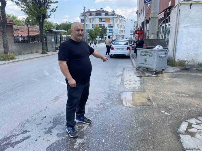 Şebeke suyu hattındaki patlak onarılmayı bekliyor
