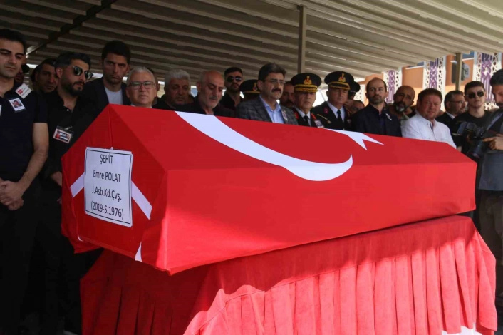 Şehit Jandarma Astsubay Emre Polat memleketi Sivasta kılınan cenaze namazının ardından toprağa verildi
