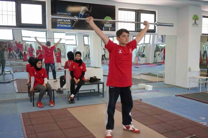 Şehitkamilde halter kursu açıldı
