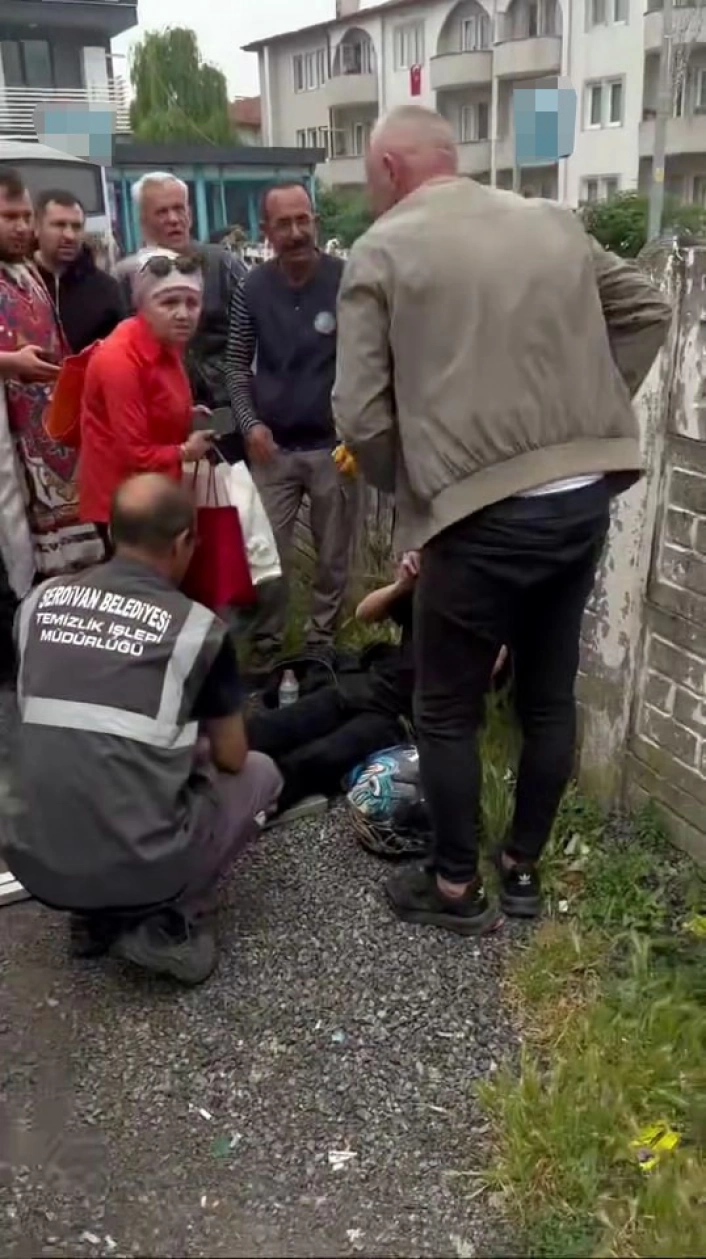 Serdivan Belediyesine ait çöp kamyonu motosikletliyi altına aldı
