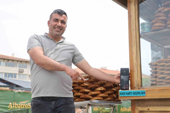 Seyyar simit tezgâhına POS cihazı koydu
