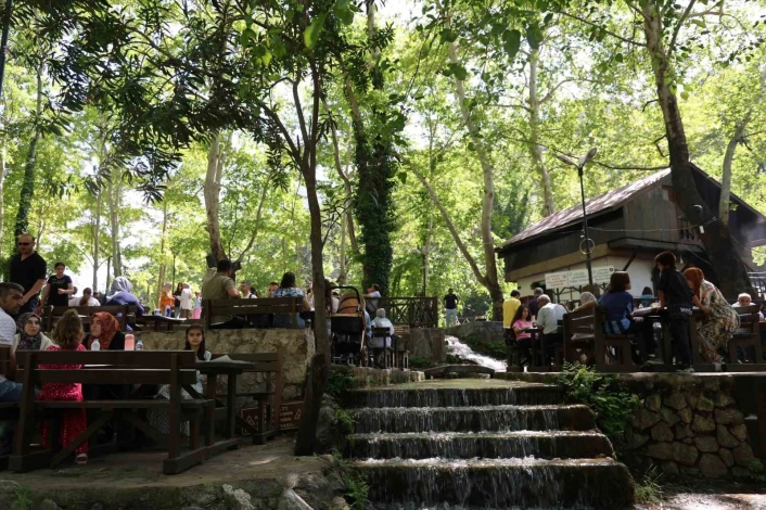 Sıcaktan kaçanlar, tabiat parkında serinledi
