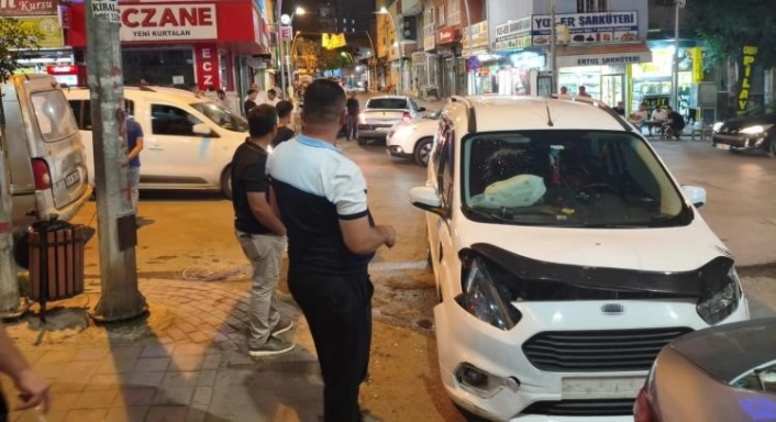 Siirtte hafif ticari araç ile otomobil çarpıştı
