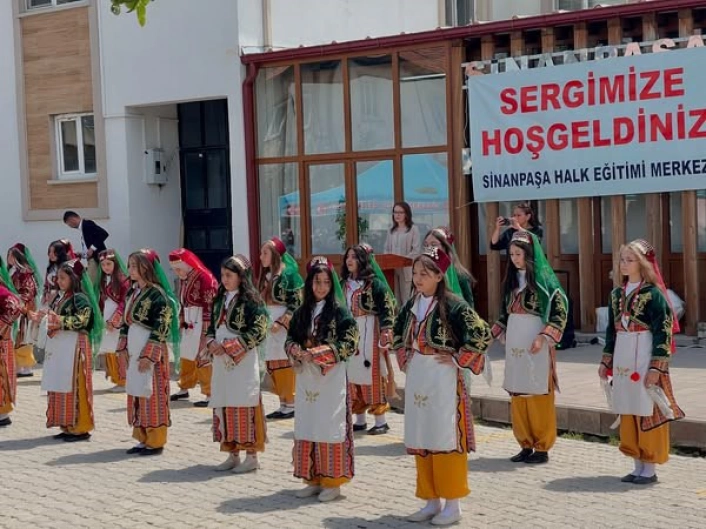 Sinanpaşada Hayat Boyu Öğrenme Haftası Yıl Sonu Sergisi açıldı
