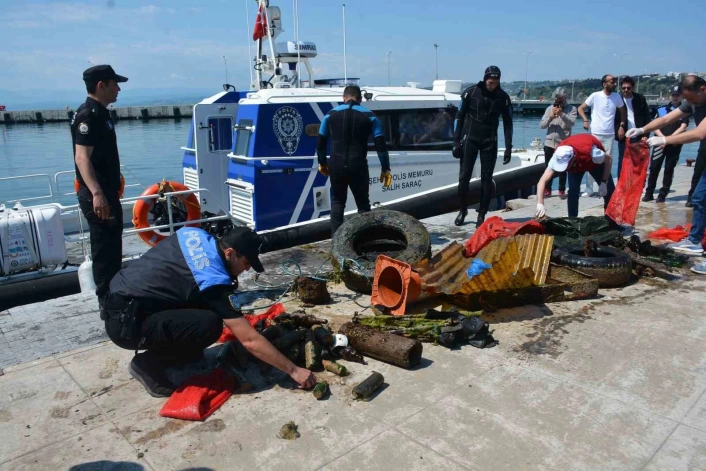 Sinopta deniz altından atık malzemeler çıkarıldı
