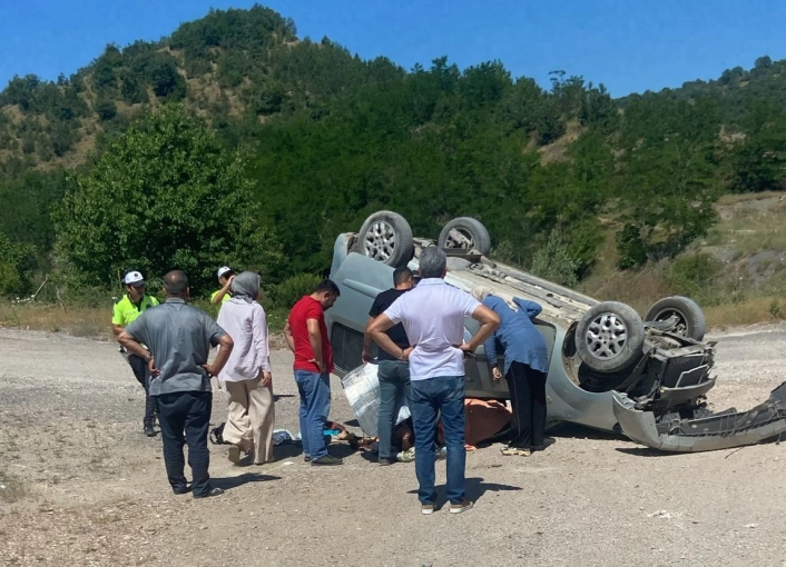 Sinopta otomobil takla attı: 3 yaralı
