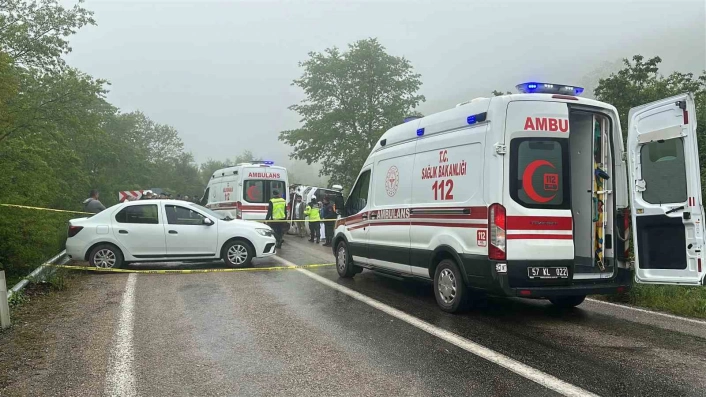 Sinopta tur otobüsü devrildi: 2si ağır 18 yaralı

