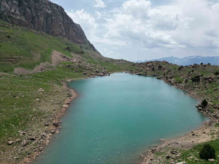 Şırnakta 3 bin rakımda bulunan göl havadan görüntülendi
