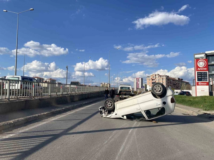 Sivasta otomobil devrildi: 3 yaralı
